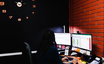 Technische Beratung am Arbeitsplatz bei Haug Electronic