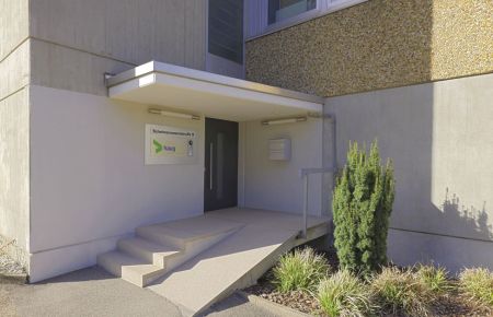 Haug_Aussenansicht_Eingang2_Leiste