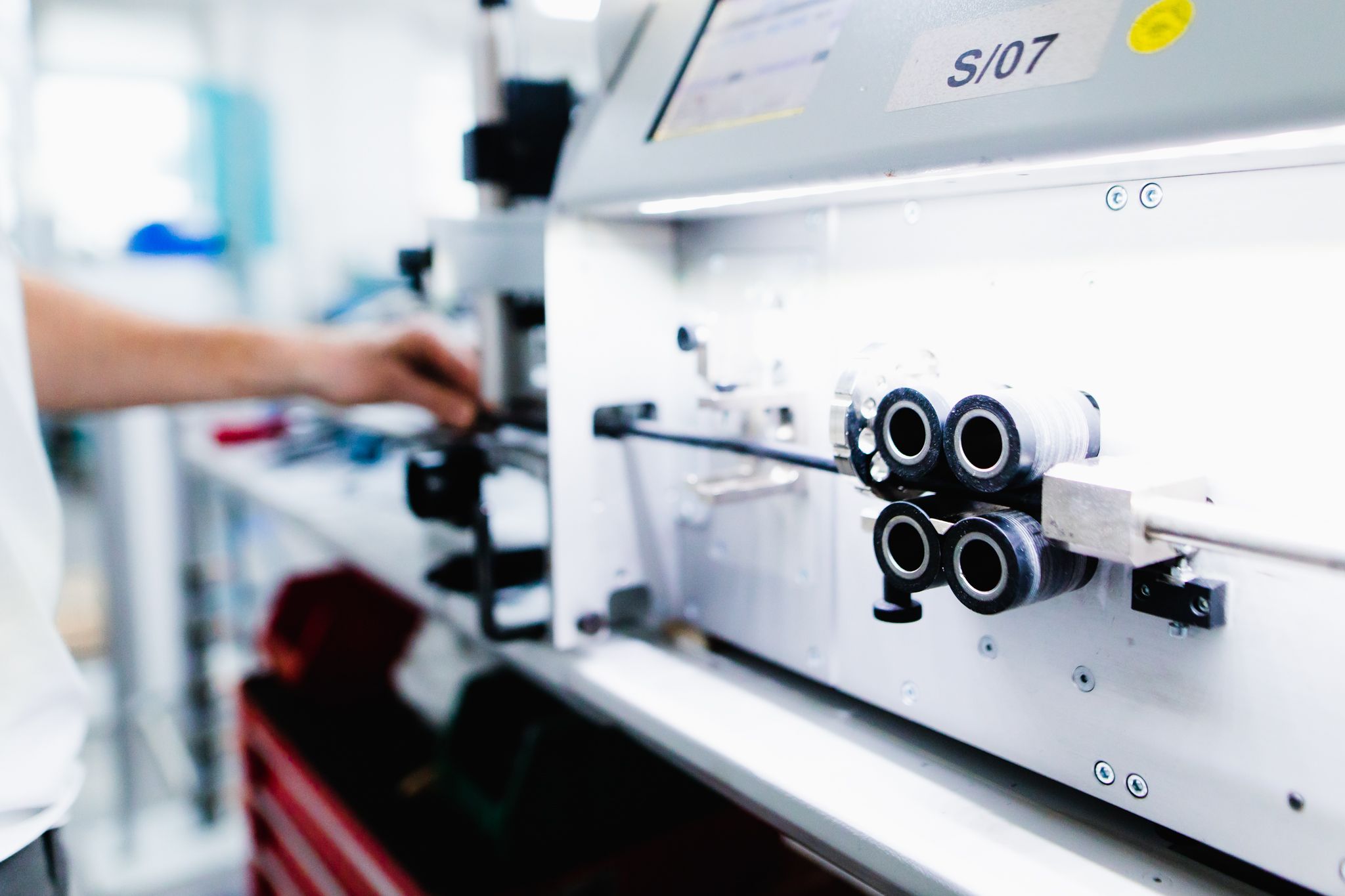 Fertigung von Kabelkonfektionen bei Haug Electronic Solutions